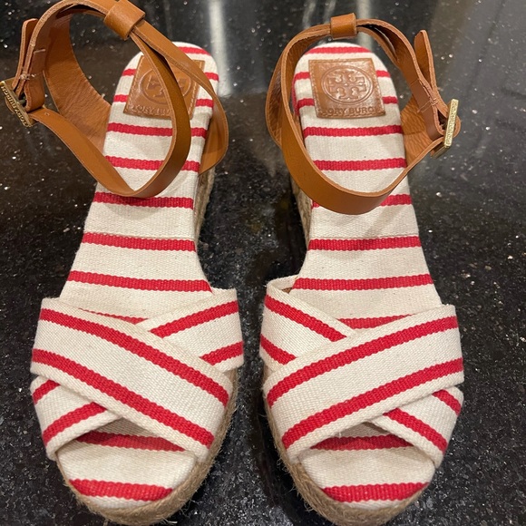 TORY BURCH 9 NAUTICAL RED WHITE CANVAS WITH LIGHT BROWN STRAPS PLATFORM SANDALS - Picture 2 of 13